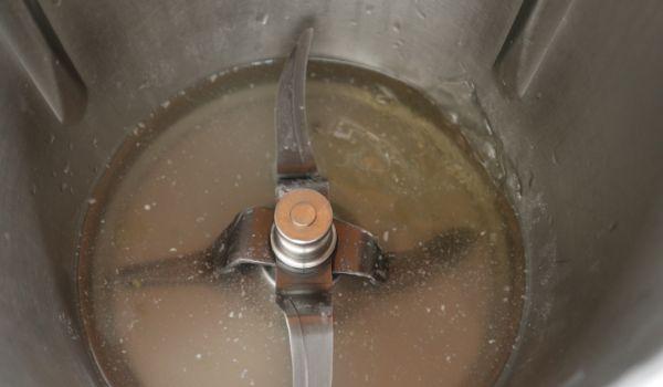 Echamos la gelatina y el vino y lo mezclamos todo