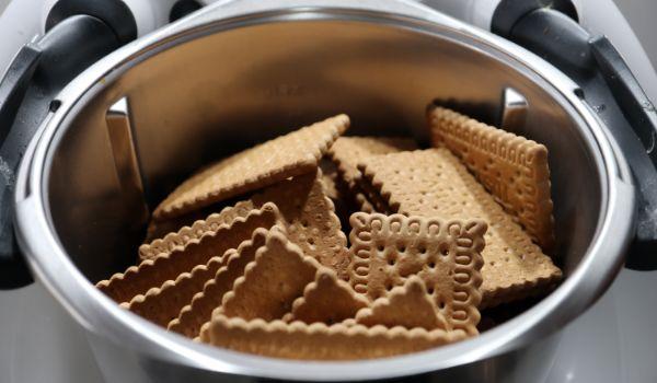 Ponemos las galletas y las trituramos