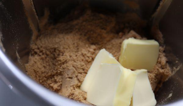 Mezclar las galletas con la mantequilla para hacer la base de la tarta