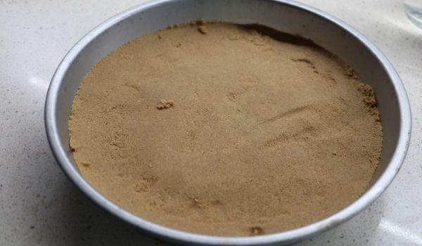 Poner las galletas y hacer la base