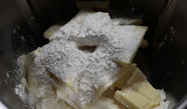 Echamos todos los ingredientes para la masa y los mezclamos