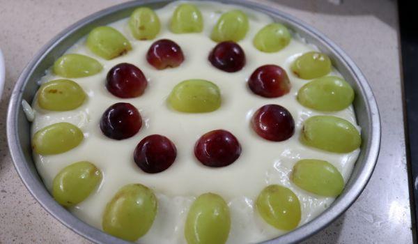 Echamos la masa y colocamos la uvas encima y llevamos al frigo para enfriar