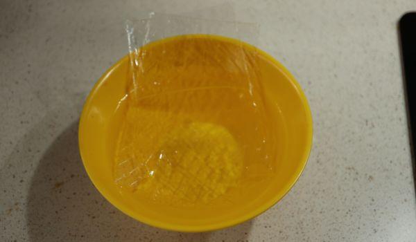 Ponemos la gelatina en agua