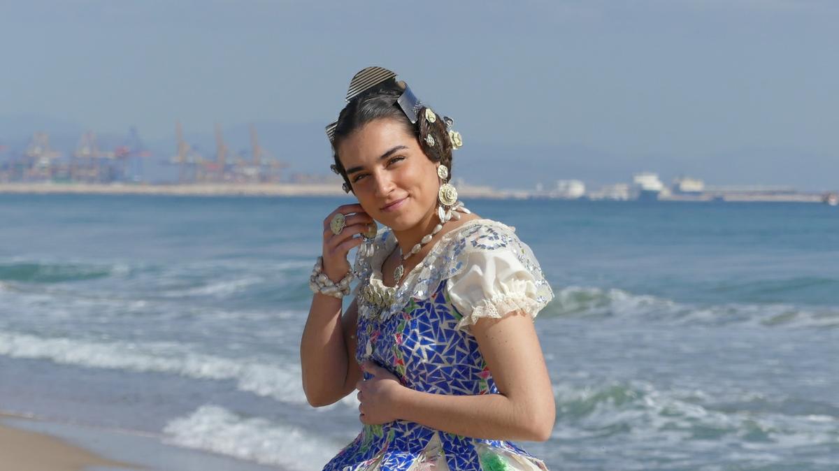 Vestido reciclado, suelta de tortugas y fallas