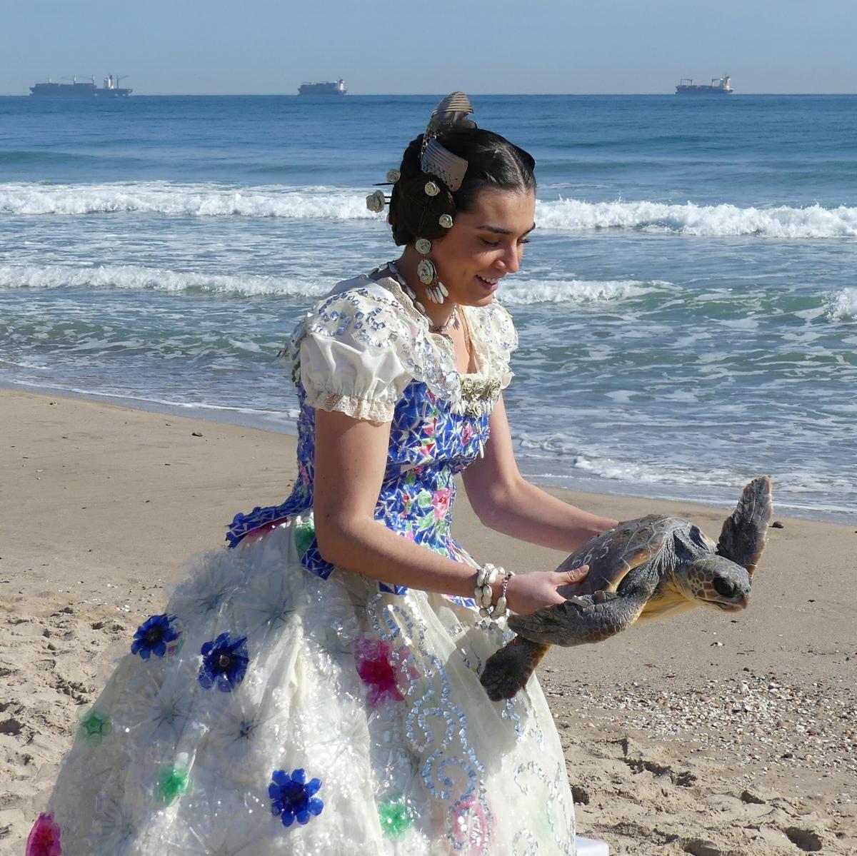 Vestido reciclado, suelta de tortugas y fallas