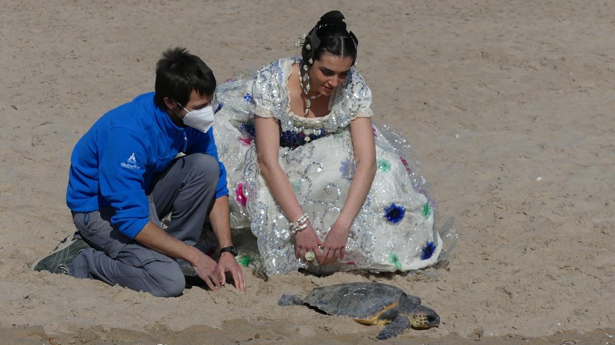 Vestido reciclado, suelta de tortugas y fallas