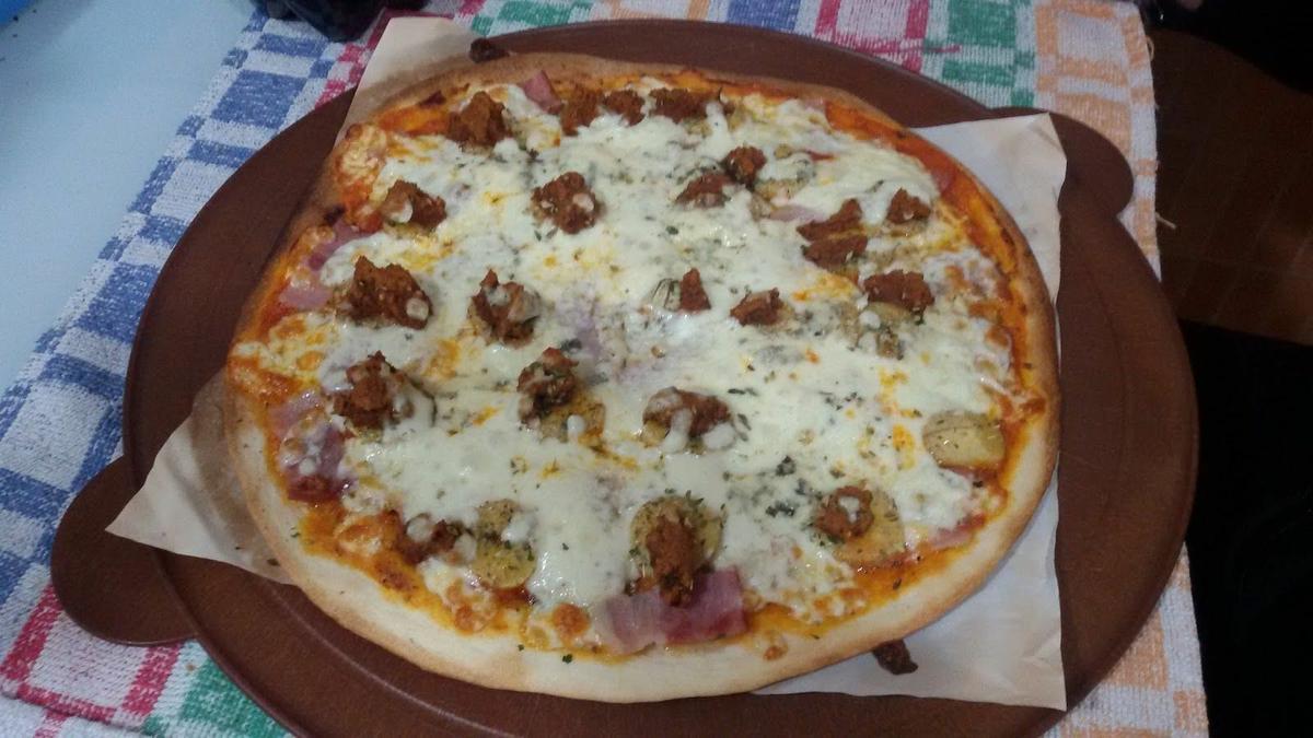 Pizza de plátano, curry y bacon