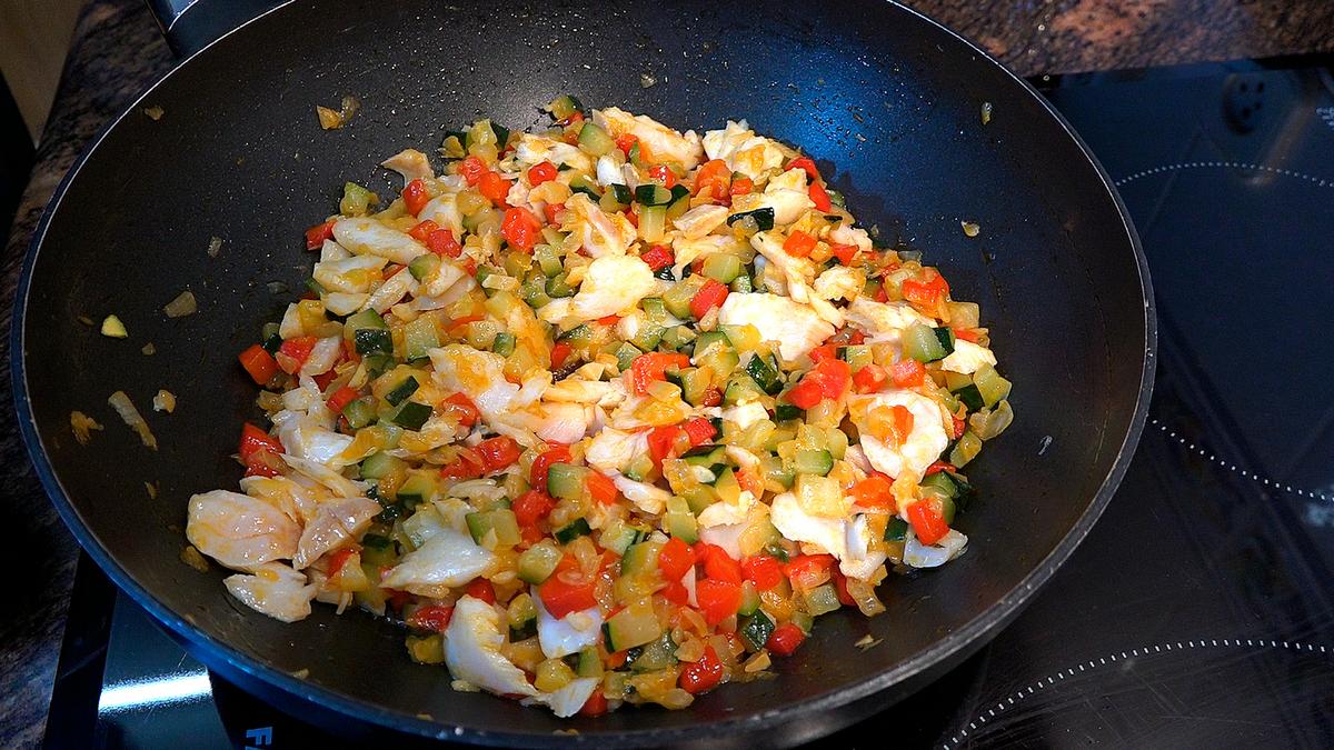 CREPES RELLENOS DE VERDURAS Y BACALAO CON SALSA DE PIMIENTOS - Foto 9