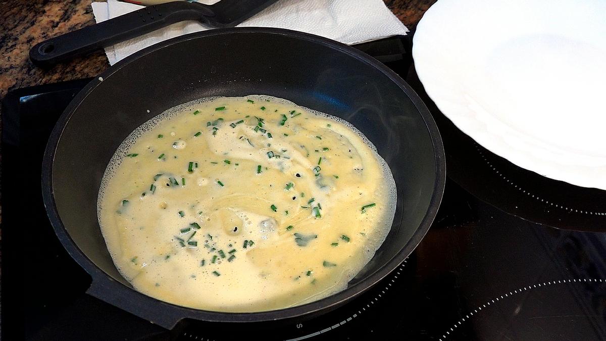 CREPES RELLENOS DE VERDURAS Y BACALAO CON SALSA DE PIMIENTOS - Foto 13