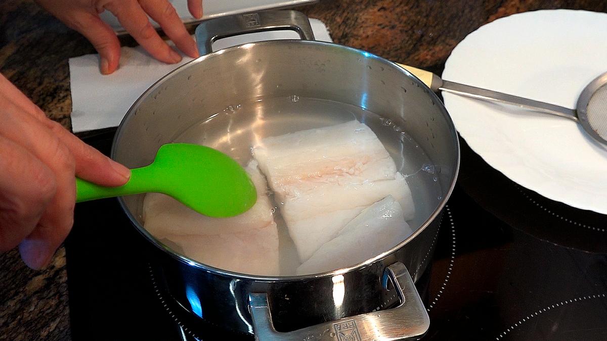 CREPES RELLENOS DE VERDURAS Y BACALAO CON SALSA DE PIMIENTOS - Foto 5