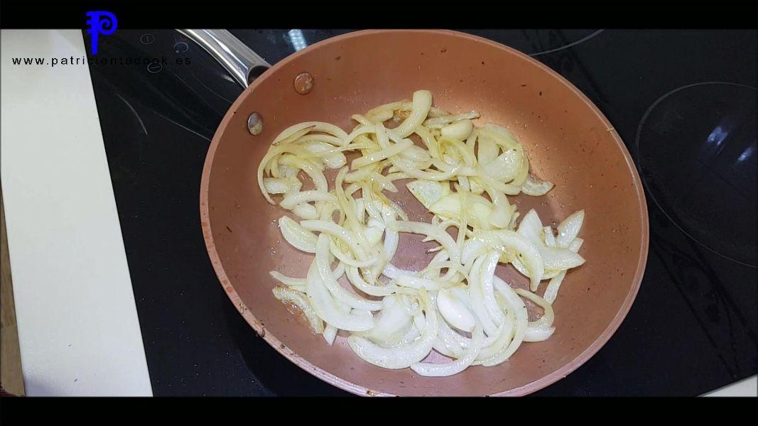 Empanada de hojaldre con manzana y cerdo