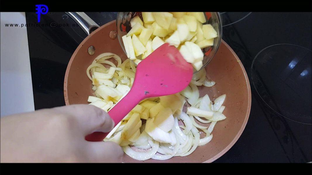 Empanada de hojaldre con manzana y cerdo