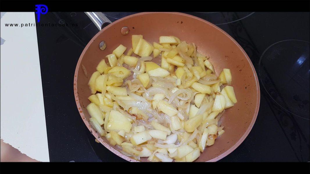 Empanada de hojaldre con manzana y cerdo