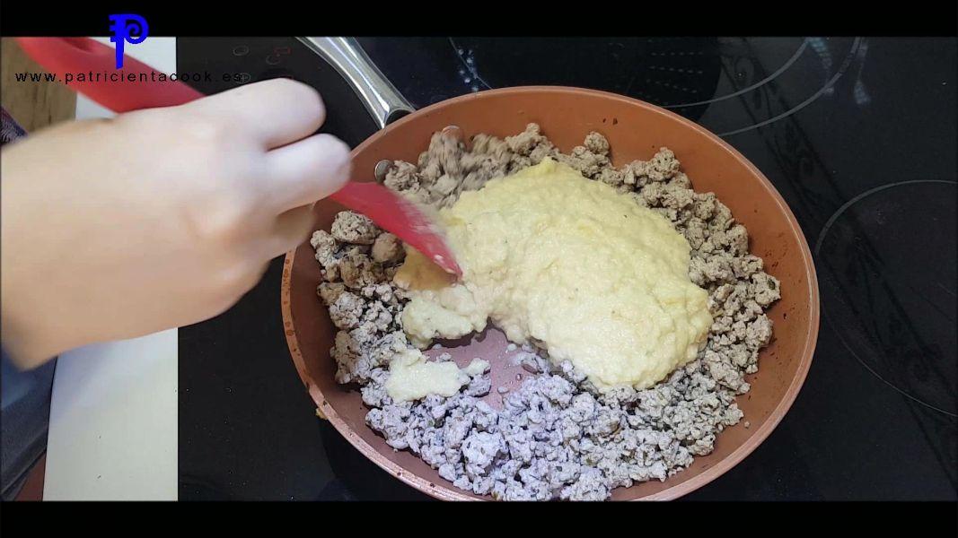 Empanada de hojaldre con manzana y cerdo