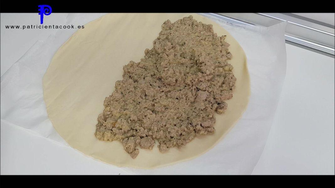 Empanada de hojaldre con manzana y cerdo