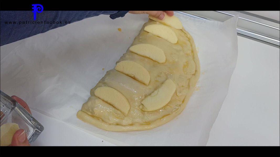 Empanada de hojaldre con manzana y cerdo