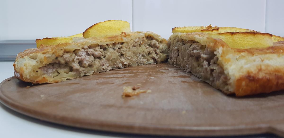 Empanada de hojaldre con manzana y cerdo