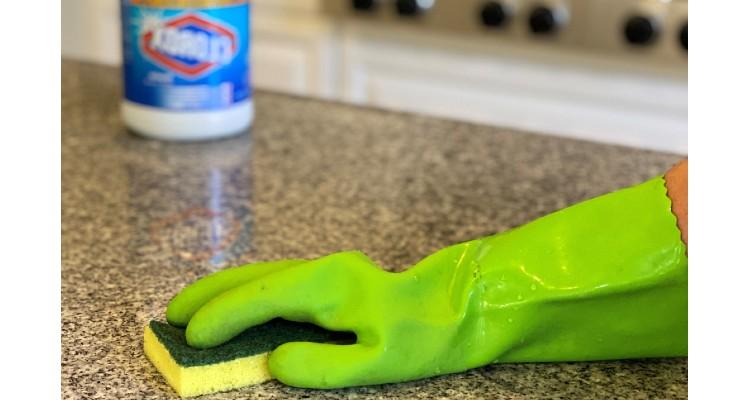 Persona limpiando la encimera de granito