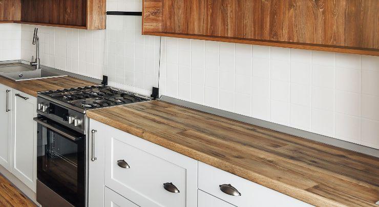 Cocina con encimera de madera