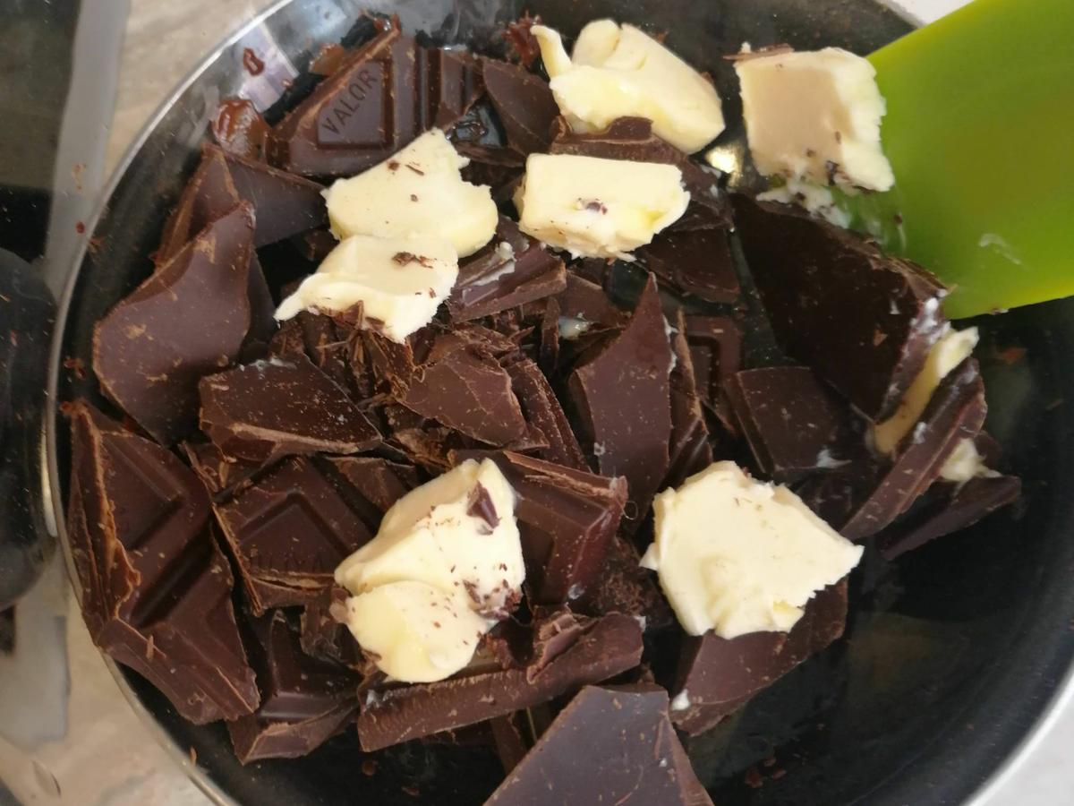 Huevo de Pascua sobre mousse de chocolate y aguacate 1