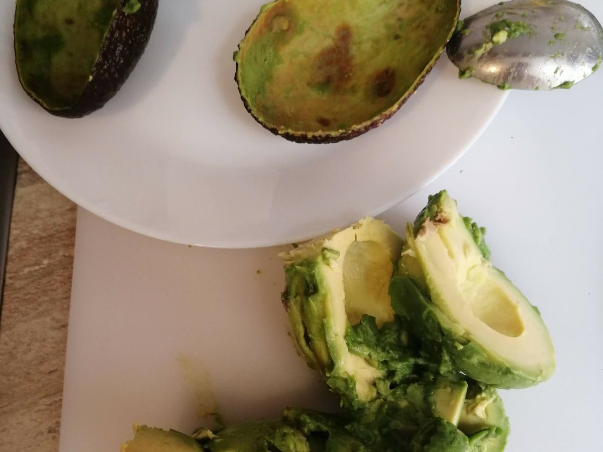 Huevo de Pascua sobre mousse de chocolate y aguacate 2