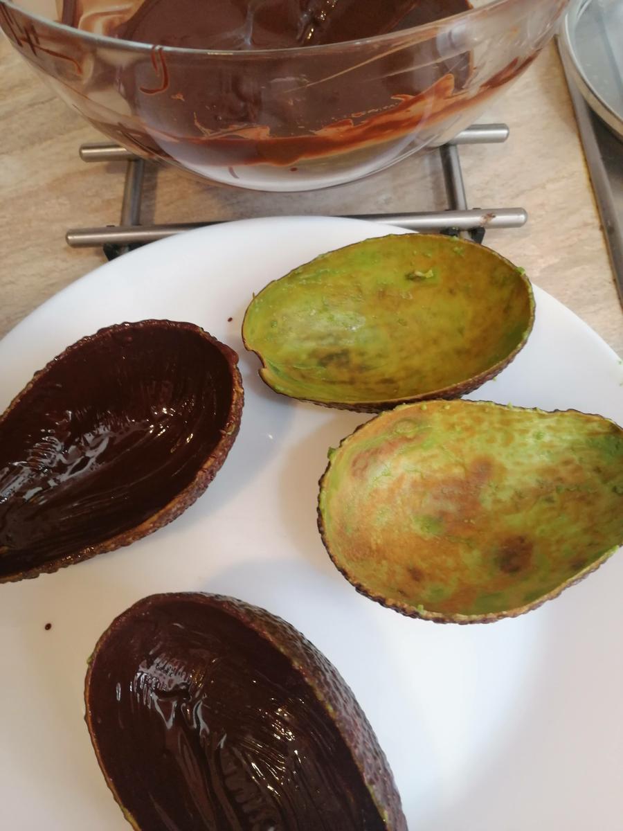 Huevo de Pascua sobre mousse de chocolate y aguacate 3