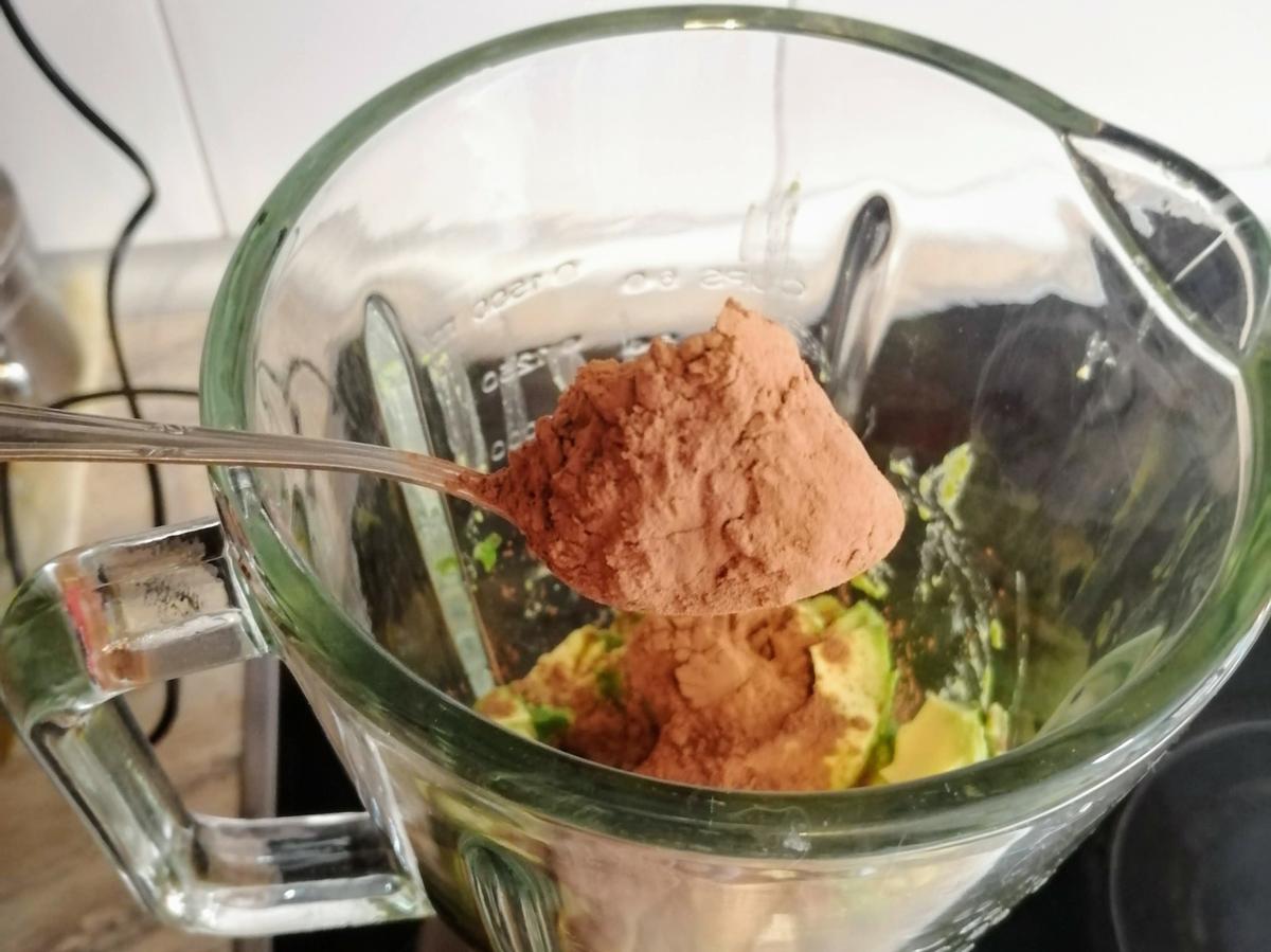 Huevo de Pascua sobre mousse de chocolate y aguacate 4