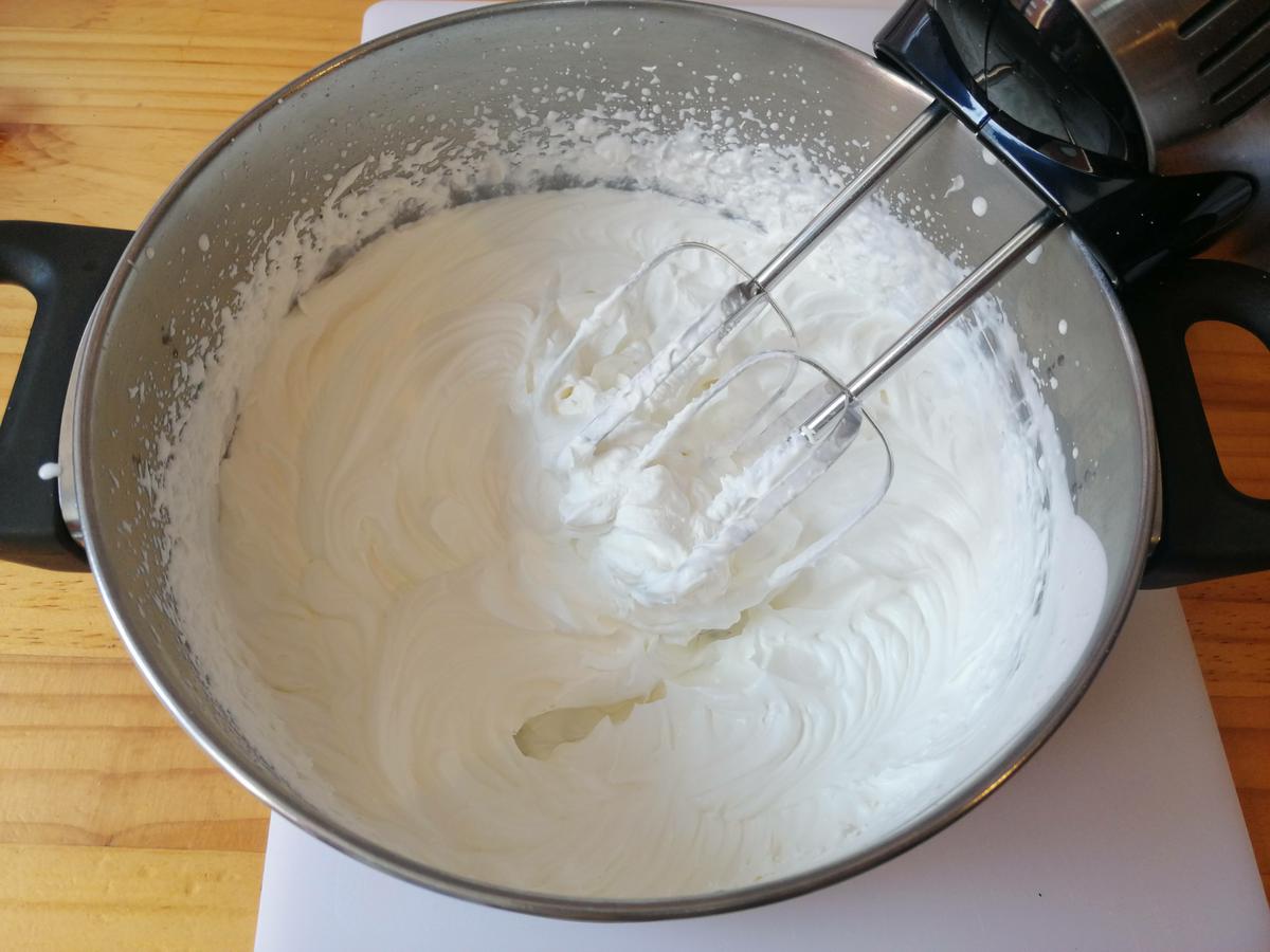 Huevo de Pascua sobre mousse de chocolate y aguacate 5