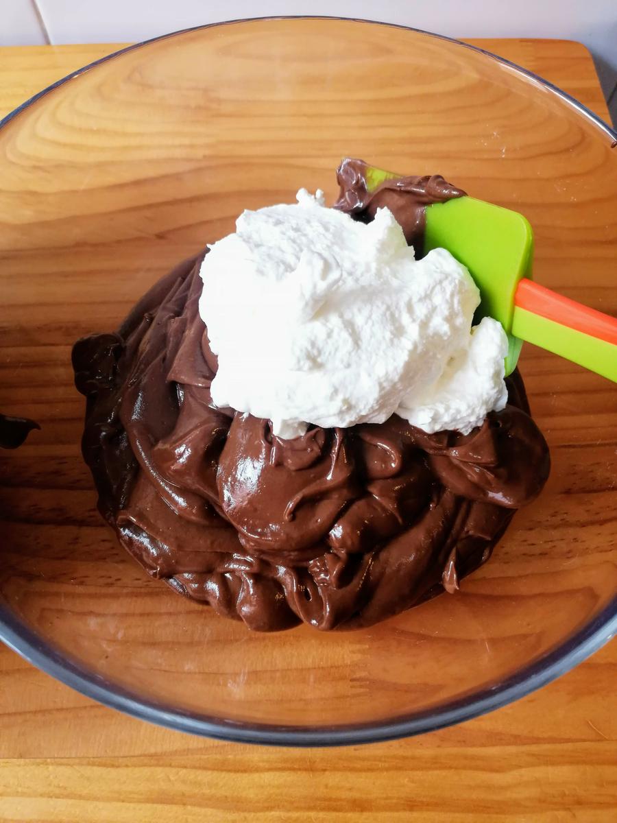 Huevo de Pascua sobre mousse de chocolate y aguacate 6