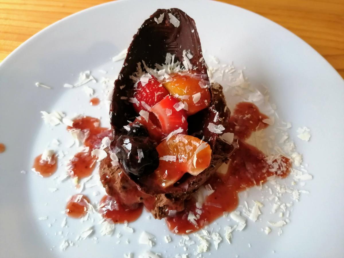 Huevo de Pascua sobre mousse de chocolate y aguacate 8