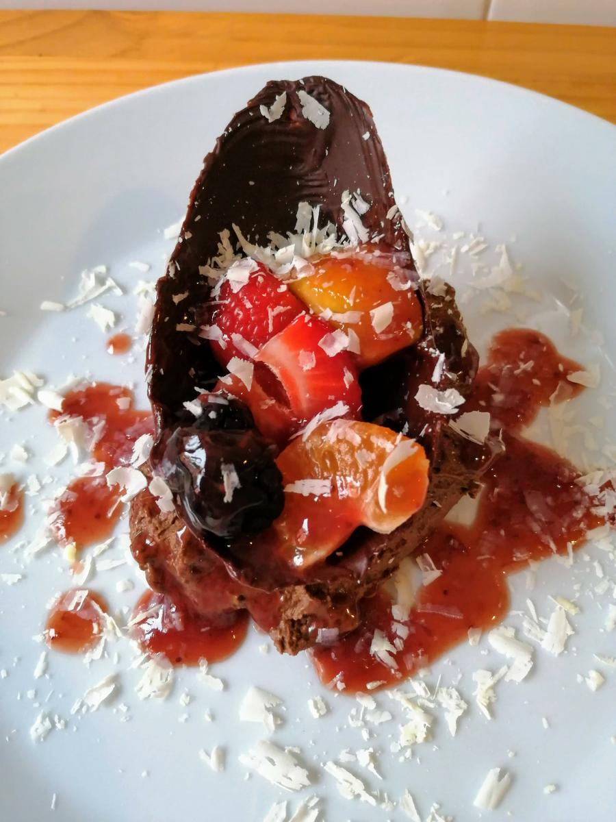 Huevo de Pascua sobre mousse de chocolate y aguacate 9