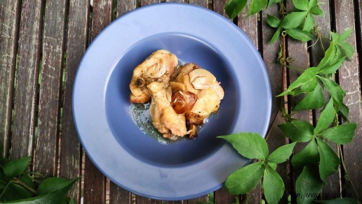 pollo al ajillo en crockpot - pan uvas y queso