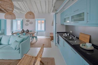 Casa en ratán y azul