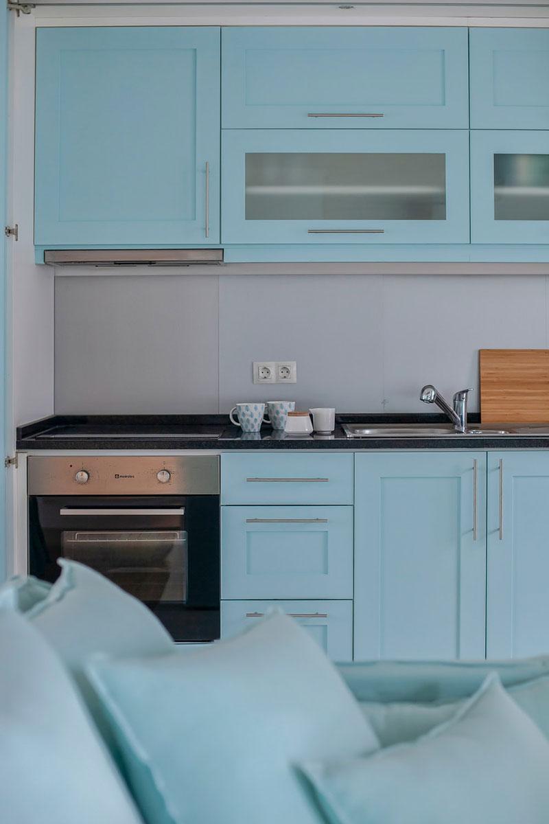 Cocina azul en casa playera