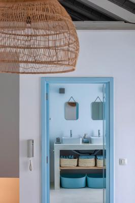 Baño en blanco y azul
