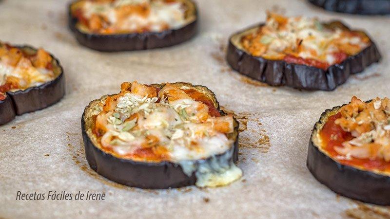 mini pizza de berenjena con queso y pollo