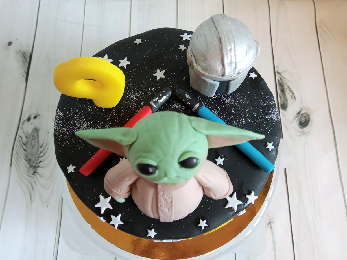 Vista cenital tarta mandalorian