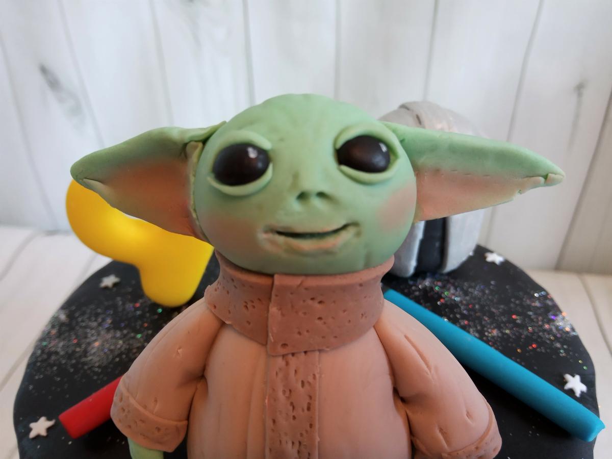 Detalle Baby Yoda fondant