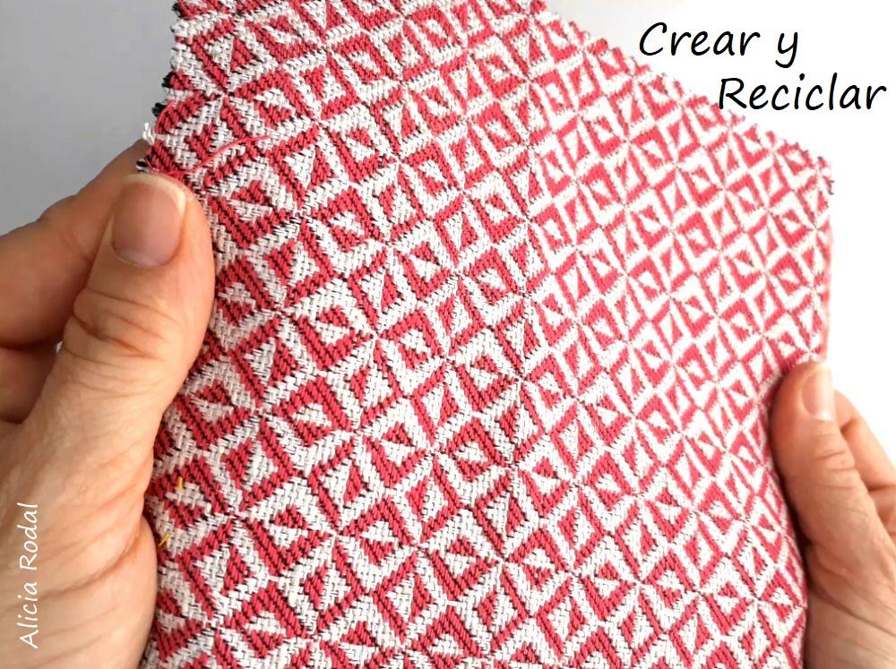 En este tutorial te enseño 2 ideas originales para organizar tu ropa, tu material de trabajo, material escolar, complementos de moda o lo que quieras. Tan solo vamos a reutilizar tubos de cartón del papel de baño y retales o retazos de telas. 