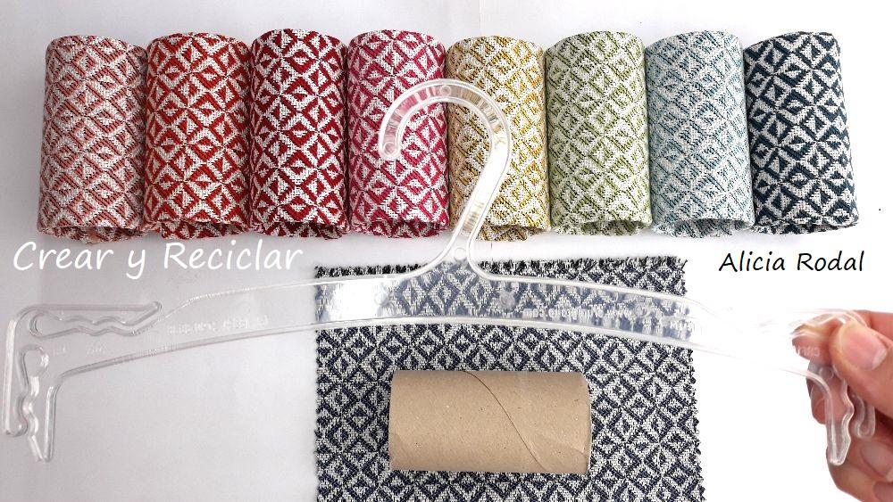 En este tutorial te enseño 2 ideas originales para organizar tu ropa, tu material de trabajo, material escolar, complementos de moda o lo que quieras. Tan solo vamos a reutilizar tubos de cartón del papel de baño y retales o retazos de telas. 
