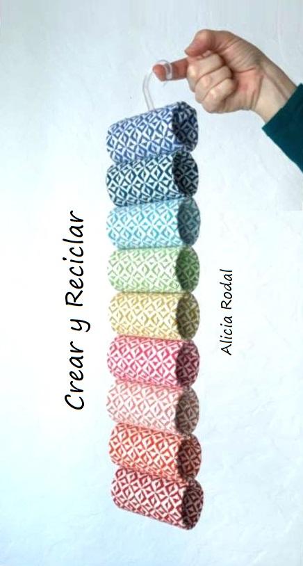 En este tutorial te enseño 2 ideas originales para organizar tu ropa, tu material de trabajo, material escolar, complementos de moda o lo que quieras. Tan solo vamos a reutilizar tubos de cartón del papel de baño y retales o retazos de telas. 