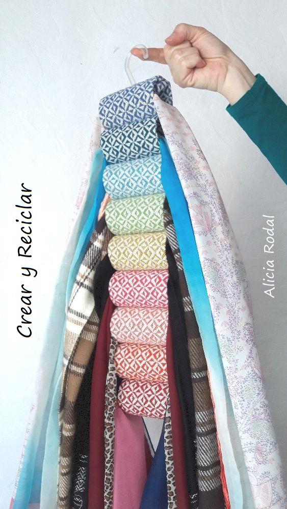 En este tutorial te enseño 2 ideas originales para organizar tu ropa, tu material de trabajo, material escolar, complementos de moda o lo que quieras. Tan solo vamos a reutilizar tubos de cartón del papel de baño y retales o retazos de telas. 