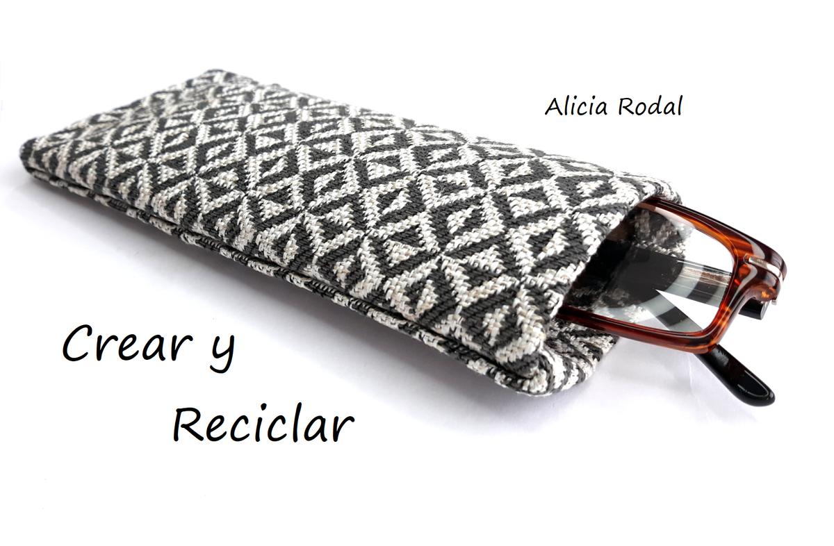 En este tutorial te enseño 2 ideas originales para organizar tu ropa, tu material de trabajo, material escolar, complementos de moda o lo que quieras. Tan solo vamos a reutilizar tubos de cartón del papel de baño y retales o retazos de telas. 