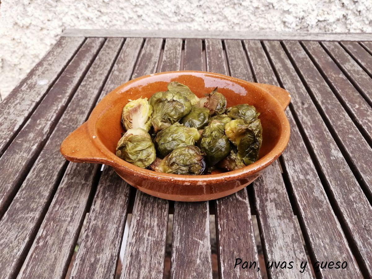 coles de bruselas asadas en crockpot - pan uvas y queso