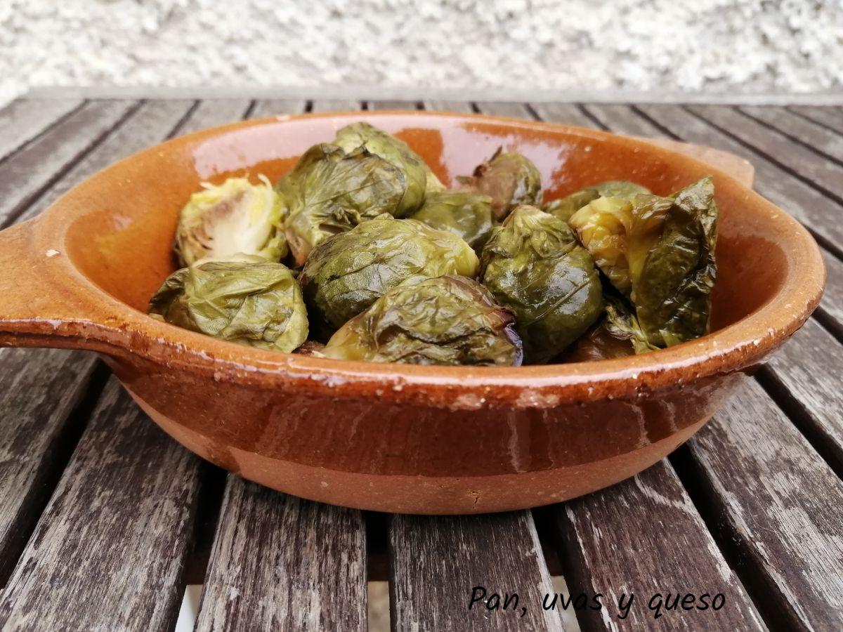 coles de bruselas asadas en crockpot - pan uvas y queso