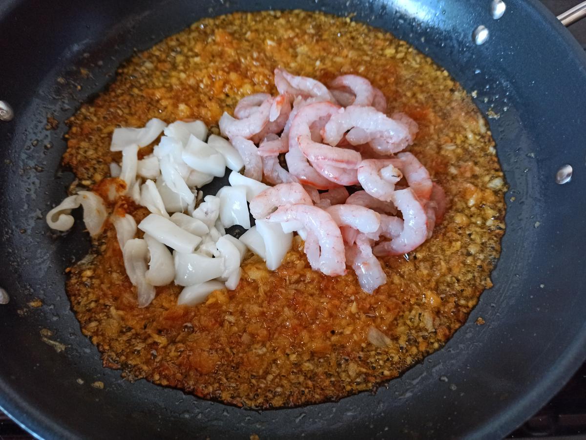 Fideua de gambas y sepia