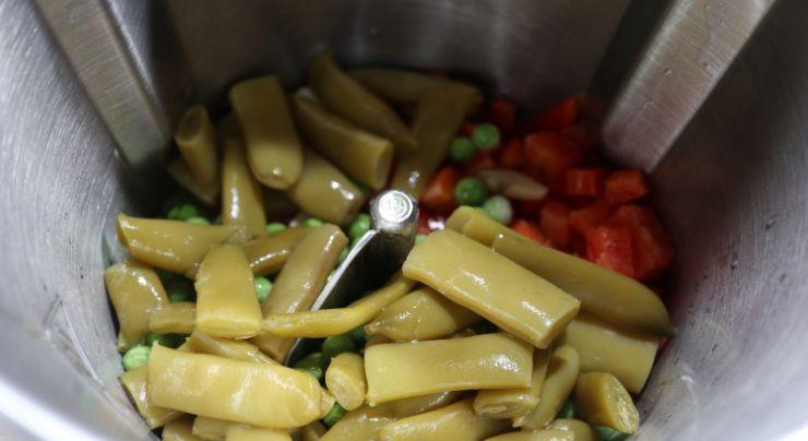 Echamos las verduras en trozos para cocinarlas