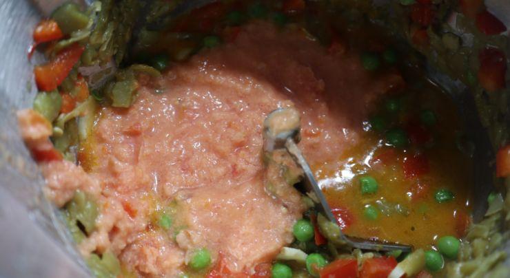 Ponemos el tomate triturado para cocinar