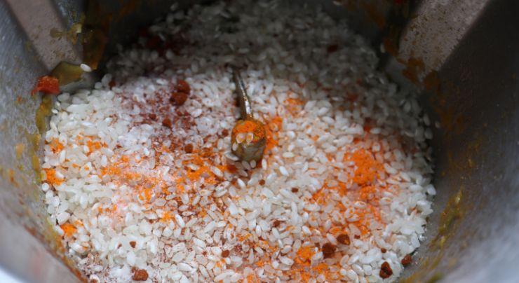 Echamos el arroz y el agua y lo cocemos todo junto