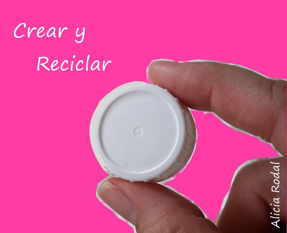 Una idea de reciclaje creativo para reutilizar las tapas o tapones de plástico para hacer una cesta, caja, baúl o contenedor para la ropa sucia o guardar juguetes, ropa, etc.